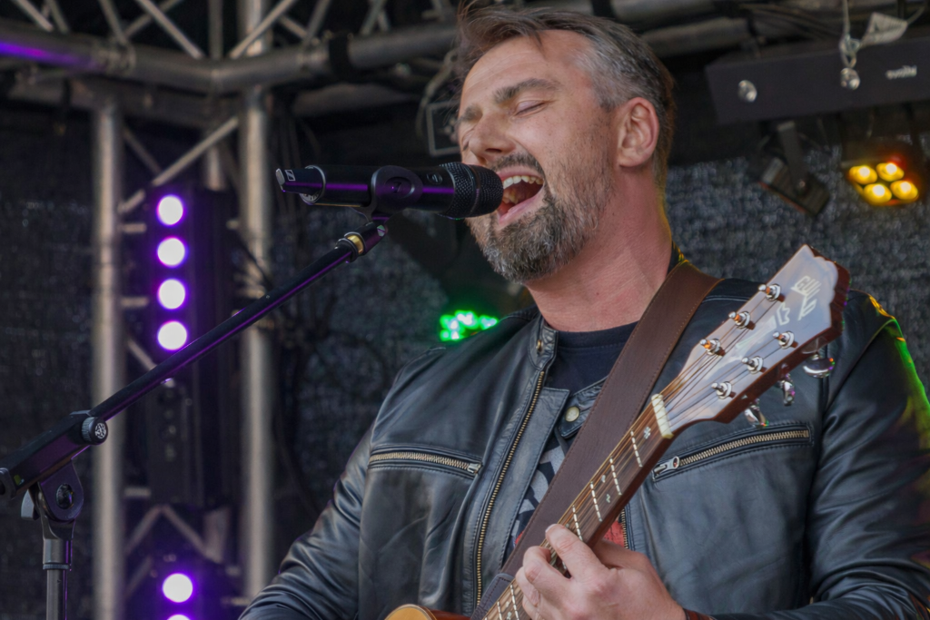 Dirk – Vocals & Guitar